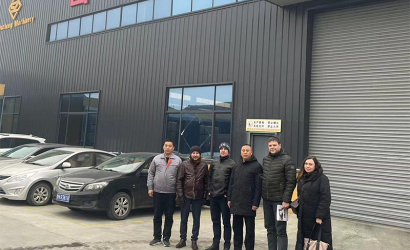 Russian customers come to Shanzhong to customize Wheel Excavators.