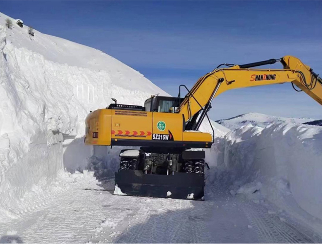 Customer feedback: Pictures of Wheeled Excavators working in the snow